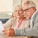 Couple de seniors qui lisent un contrat