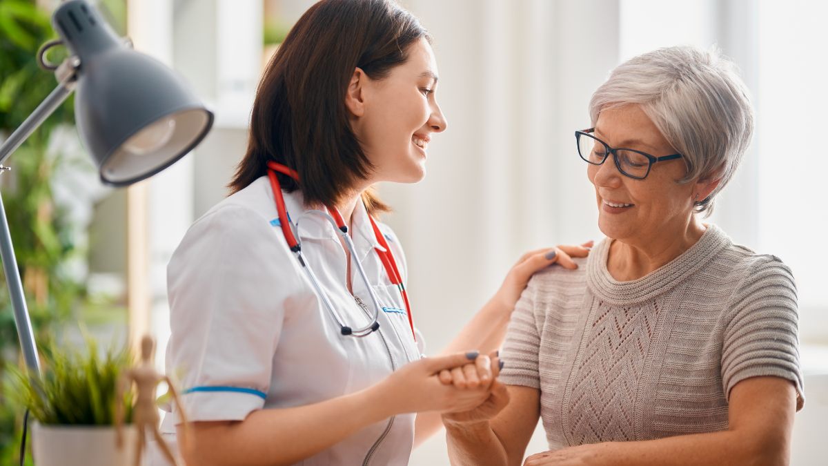 Senior souriant consultant son médecin dans un cabinet médical lumineux