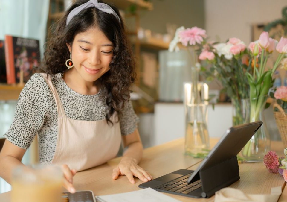 jeune femme auto entrepreneuse qui crée son business plan dans son salon