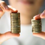 Un particulier compare deux piles de pièces d'argent pour voir laquelle est la meilleure