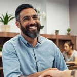 Expert qui rencontre un client pour décrire la différence courtier et assureur