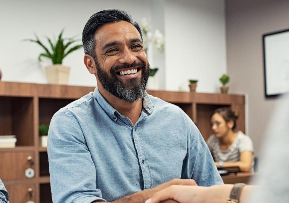 Expert qui rencontre un client pour décrire la différence courtier et assureur