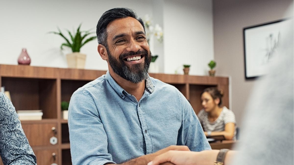 Expert qui rencontre un client pour décrire la différence courtier et assureur