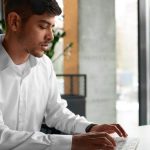 travailleur non salarié se renseignant pour une mutuelle loi madelin sur son ordinateur