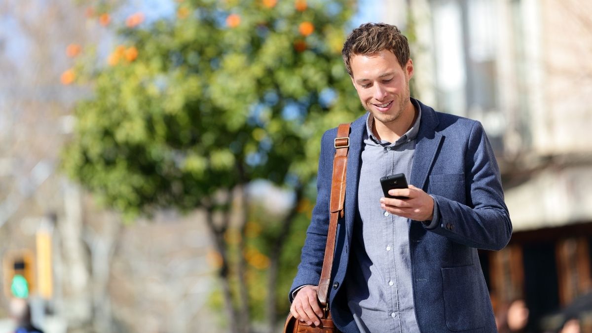 travailleur indépendant qui se renseigne sur les mutuelle santé freelance via son téléphone portable